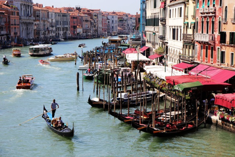 Venezia, 5 euro di ticket per entrare in città: chi deve pagare, da quando e come funziona