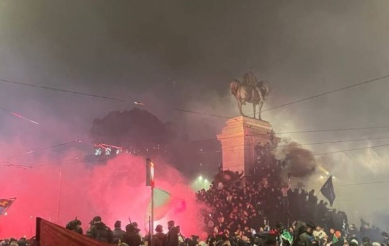 Inter, notte di festeggiamenti per i tifosi: Piazza Duomo si tinge di nerazzurro