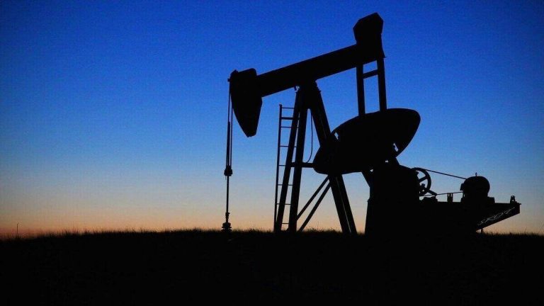 Petrolio debole: cosa aspettarsi? I titoli buy nel settore